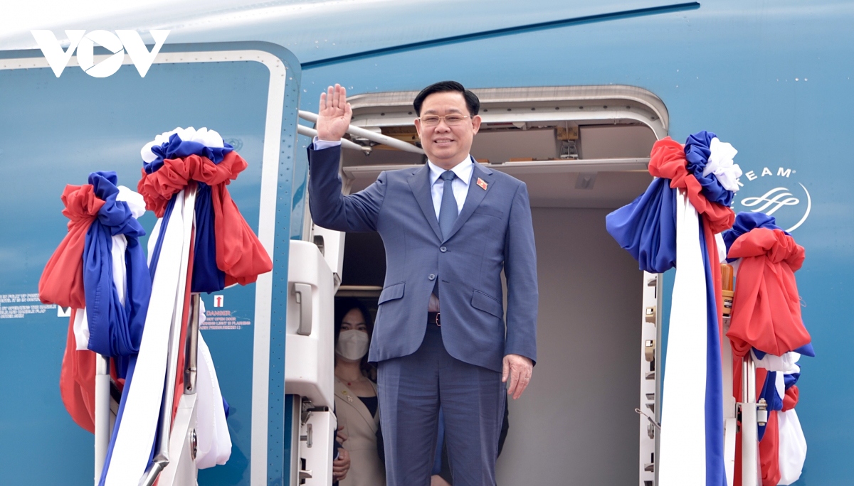 NA Chairman Vuong Dinh Hue begins Laos visit